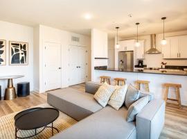 Piedmont Place Suite 401 Modern Apartment in Crozet Near King Family Vineyards、Crozetのホテル