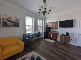 Unique 1 BR 1BA Stay in Downtown - 204, דירה בשמפיין