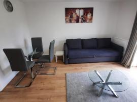 TWO BEDROOM LUXURY HOUSE, hotel with parking in Thamesmead