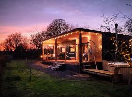 Bastle Retreats Cabin with hot tub, хотел в Duns