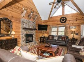 3-Story Private Cabin with Hot Tub and Fire Pit, hotel v destinaci Hiawassee