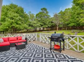 Albrightsville Cottage with Private Deck and Hot Tub!, βίλα σε Albrightsville