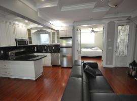 New Luxurious 3 Bedroom Kingsway Castle Suite, casă de vacanță din Burnaby