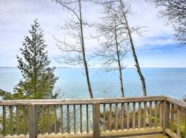 Gorgeous Charlevoix Home on Lake Michigan!, hotel in Ellsworth
