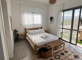 דירת סטודיו מהממת לזוג 3 דקות הליכה מהנחל, place to stay in Hagoshrim