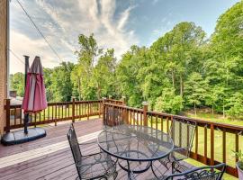 Roomy Martinsville Vacation Rental with Private Deck โรงแรมที่สัตว์เลี้ยงเข้าพักได้ในมาร์ตินส์วิลล์