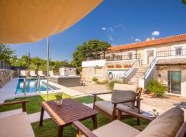 Villa Hrustika - heated pool, jacuzzi & sauna, familiehotel i Gabonjin