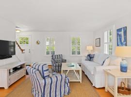 3 Bicycles Provided! Cape Cod Cottage with Deck, hotel in Orleans