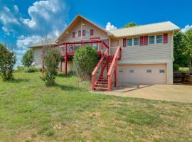 Spacious Yellville Retreat with Deck and Balcony, hotell med parkering i Yellville