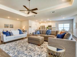 Gulf Breeze Home Rental 8 Mi to Pensacola Beach!, hotell sihtkohas Gulf Breeze