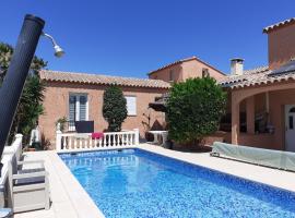 villa avec piscine privée, maison de vacances à Pia