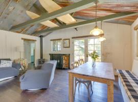 Farmhouse-Chic Carpinteria Cottage with Pool Access, hotel v destinaci Carpinteria