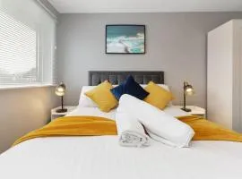 Superb 3 bed house, homely comforts close to supermarkets, with private parking on gated premise