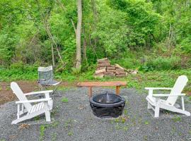 Cozy Holcombe Home with Fire Pit Near Trails!, vacation home in Holcombe
