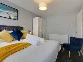 Superb 3 bed house, homely comforts close to supermarkets, with private parking on gated premise