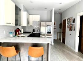 Collect3 2BR 1BA Close to Train and NYC, leilighet i Newark