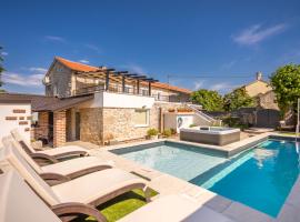 Villa Hrustika - heated pool, jacuzzi & sauna, hotel di Gabonjin