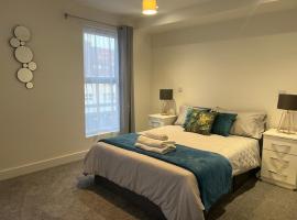New modern 1 bedroom duplex apartment Hemel Hempstead High Street, hotelli kohteessa Hemel Hempstead