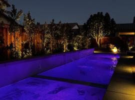 Spacious Private Home with Saltwater Pool & Hot Tub, rumah percutian di Coachella