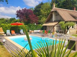 Belle chaumière avec piscine privée chauffée โรงแรมในAnnebault