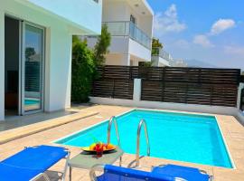 3 Bedroom Coral Bay Beach Seaview Villa I Private Pool, smještaj uz plažu u gradu 'Pegeia'