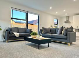 Brand New & Ready for You! By KOSH BNB, vila v destinaci Hamilton