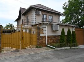 Bright and cozy home with personal terrace, cottage di Chisinau