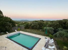 Provencal villa with view and swimming pool, hotel a Seillons-Source-dʼArgens