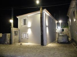 Vikou House, hotel with parking in Yírion