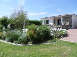 One bedroom bungalow with private garden at Parkland, near Kingsbridge, feriehus i Kingsbridge