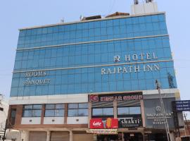 HOTEL RAJPATH INN, hotel a Mahesāna