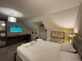 MODERN 4 BEDROOM HOUSE WITH GARDEN & PARKING, hotel con estacionamiento en Swanscombe