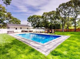 Brand new house with an all year round hot tub., hotel dengan parking di Westhampton Beach