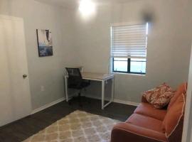 Cheerful 3 bed 2 bath with Office, Patio, and Yard, hôtel avec parking à Wildwood