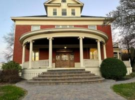 Oakridge House. Spacious and historic home in downtown Ironton, Ohio., holiday home in Ironton