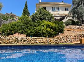 Casa con piscina y vistas en Vallirana/Barcelona, loma-asunto kohteessa Vallirana