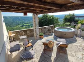 Amazing STUDIO CASA FERMEGLIA with private jacuzzie and perfect panoramic view, hotel a Roč