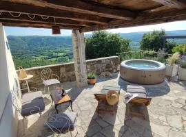 Amazing STUDIO CASA FERMEGLIA with private jacuzzie and perfect panoramic view