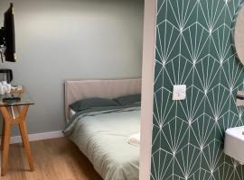 Central ensuite guest unit with free parking, bed & breakfast i Brighton & Hove