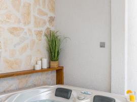 Tonina apartment - house with patio, jacuzzi, free parking, hotel di Split