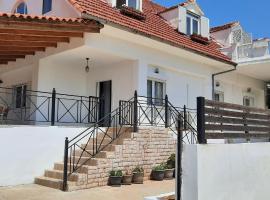 Grand Chalet Cottage House, alquiler vacacional en la playa en Porto Rafti