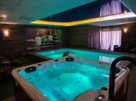 COCOONING SPA - Gîte avec piscine, jacuzzi, sauna, hotell i Marck