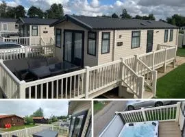 Hot tub breakaways with castle view