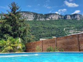 Maison avec piscine entre Chartreuse et Vercors, hotel with parking in La Buisse