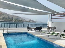 The Pearl Villa 5 bedrooms with pool Sea and Mountain View, αγροικία σε Φουτζέιρα