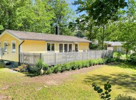 Awesome Home In Fjlkinge With 3 Bedrooms, casa vacanze a Fjälkinge