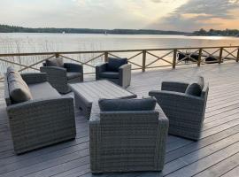 Waterfront house with jacuzzi & jetty in Stockholm: Stockholm'de bir otel