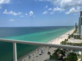 Penthouse Beach Front 1st line, 2 BR, 2 BA, New Decoration & Furnitures, unobstructed view of the beautiful Atlantic, free parking, apartamento em Hollywood
