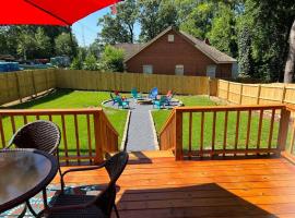 Serene Getaway with Fast Wi-Fi Deck Fire Pit Roku, cottage ở Montgomery