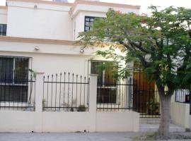 Encantadora casa con 3 habitaciones frente al parque, hotel in Hermosillo